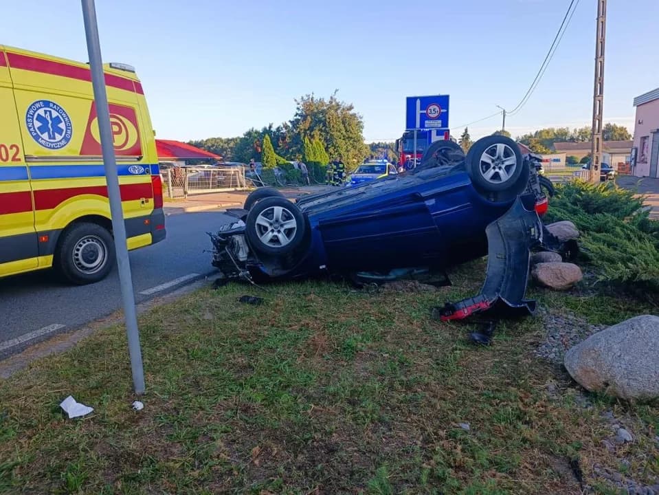 Samochód osobowy marki Audi najpierw uderzył w ogrodzenie, a następnie dachował. Trzy osoby trafiły do szpitala.
