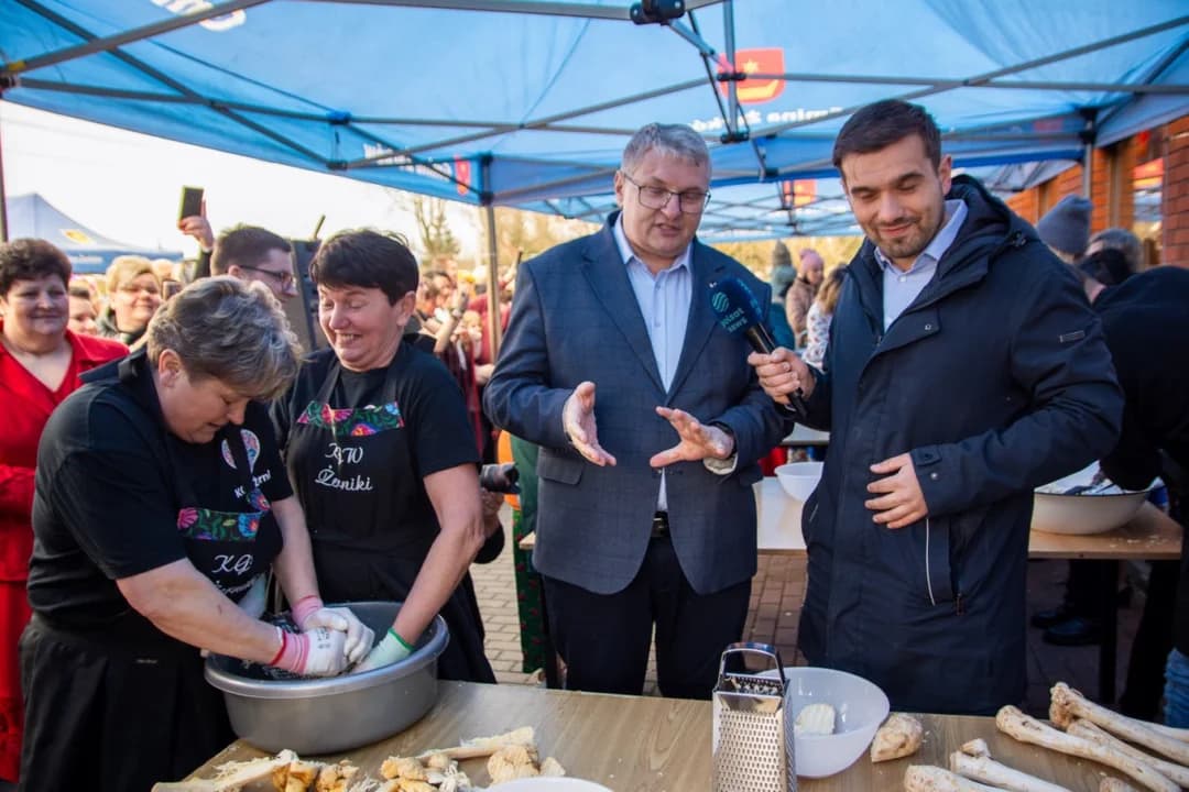 Wielkie tarcie chrzanu w Chrzanie. Przy tarkach stanęło blisko 100 KGW z całej Wielkopolski  [ZDJĘCIA, AKTUALIZACJA]
