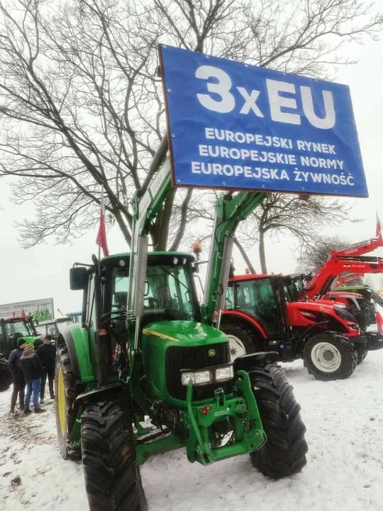 Jarocińscy rolnicy jadą na blokadę drogi do Gołuchowa — zdjęcie 5 z 36
