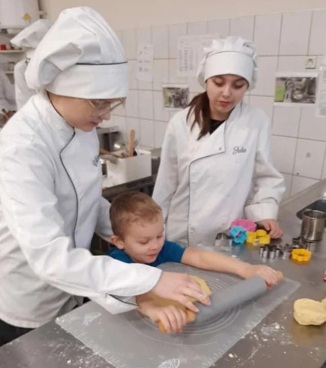 Zajęcia dla przedszkolaków w Zespole Szkół Ponadpodstawowych nr 1 w Jarocinie — zdjęcie 2 z 24