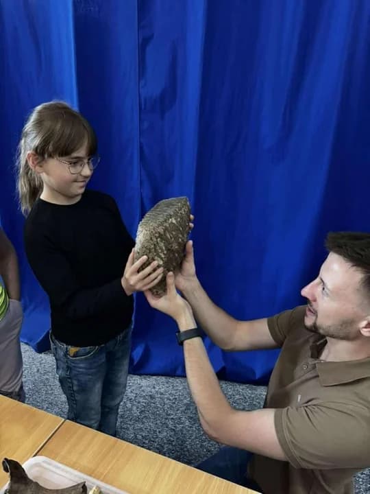 Dzieci z "trójki" miały okazję dotykać skamielin. Szkołę odwiedzili paleontolodzy z Uniwersytetu Wrocławskiego [ZDJĘCIA] — zdjęcie 4 z 9