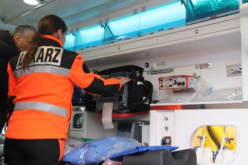 Do jarocińskiego szpitala przyjechała nowa karetka. Lecznica kupiła ją dzięki sporemu dofinansowaniu [ZDJĘCIA]