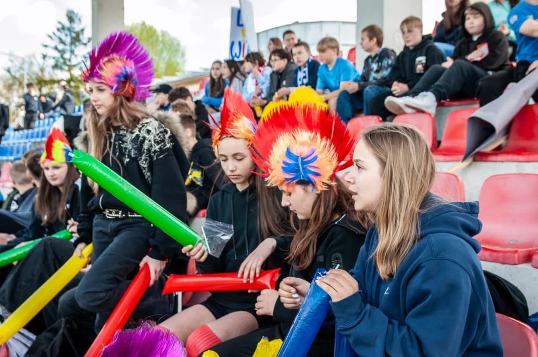 Jarocin ma kibiców z klasą! Która szkoła triumfowała na stadionie?