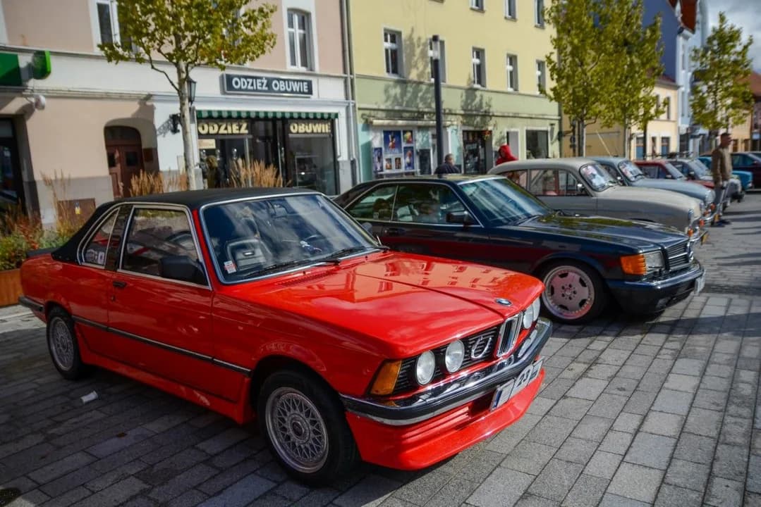 Pojazdy retro znów zawitały do Jarocina. Rajd Pojazdów Zabytkowych "Śladami Rezydencji Ziemiańskich [ZDJĘCIA] — zdjęcie 5 z 85