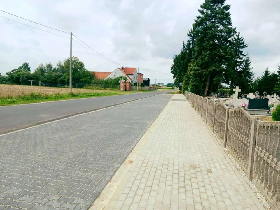 Nowy chodnik przy drodze powiatowej Sławoszew-Parzew — zdjęcie 4 z 5
