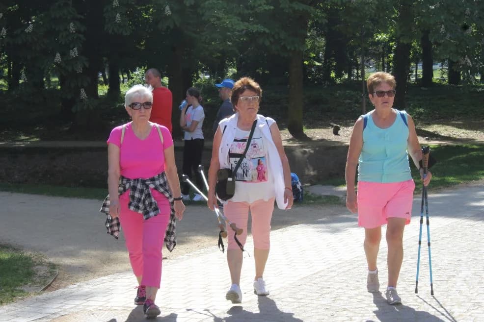 Rekordowy Marsz Nordic Walking Jarocińskiego Uniwersytetu Trzeciego Wieku [ZDJĘCIA] — zdjęcie 4 z 126