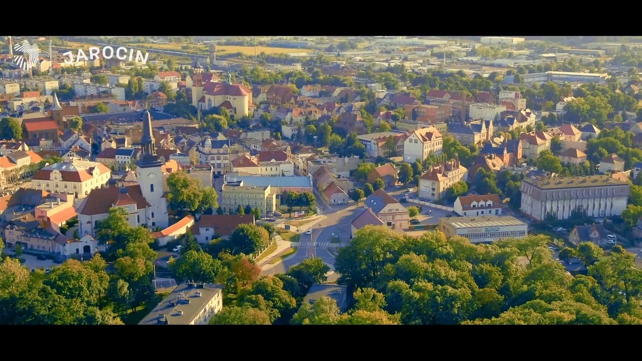 Korki w centrum Jarocina, zwłaszcza w szczycie, problemy z włączeniem się do ruchu - tak jeszcze niedawno wyglądała codzienność kierowców w centrum naszego miasta. Przyczynkiem do zmian było oddanie pierwszego etapu obwodnicy Jarocina w 2017 roku. Budowa S11 pozwoliła na wyprowadzenie z centrum ruchu tranzytowego. Dawną krajówkę przejęła gmina i rozpoczęła prawdziwą rewolucję w układzie komunikacyjnym miasta. Najbardziej dostrzegalnym elementem są ronda w centrum i układ nowych ścieżek rowerowych. Ulice Kasztanowa, Do Zdroju, Wrzosowa, Maratońska, Św. Ducha, Poznańska i Wojska Polskiego zostały przebudowane na odcinku 3,4 km.W ramach inwestycji powstały trzy nowe ronda na skrzyżowaniach: Wodna / Wojska Polskiego, Wojska Polskiego / Św. Ducha oraz Al. Niepodległości / Poznańska. Dodatkowo, wzdłuż ulic Wojska Polskiego i Poznańskiej wybudowano ścieżki rowerowe oraz posadzono szpalery drzew, co przyczyniło się do poprawy estetyki i funkcjonalności przestrzeni miejskiej.Budowa łączników komunikacyjnych: Zrealizowano budowę łącznika od ronda Powstańców Wielkopolskich do ul. Św. Ducha, dalej przez ul. Niepodległości i Kasztanową aż do ul. Maratońskiej i Żerkowskiej. Zrealizowano też przebudowę ul. Jarmarcznej, która połączyła ul. Glinki ze Św. Ducha, a po remoncie fragmentu ul. Batorego stała się połączeniem Św. Ducha z ul. Wojska Polskiego.Całkowity koszt przebudowy układu komunikacyjnego w centrum Jarocina to blisko 25 milionów złotych. Gmina pozyskała ponad 16 milionów złotych dofinansowania z Rządowego Funduszu Dróg Samorządowych.