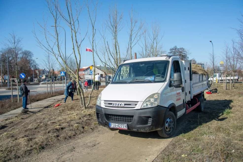 Sprzątają Jarocin. Mieszkańcy uważają, że „to wielki czas, bo jest z czego” [ZDJĘCIA, SONDA]