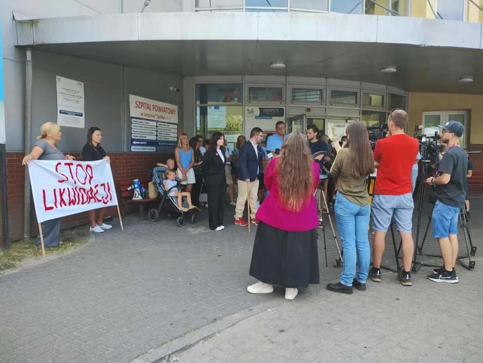 Protest przed Szpitalem Powiatowym w Jarocinie — zdjęcie 6 z 9