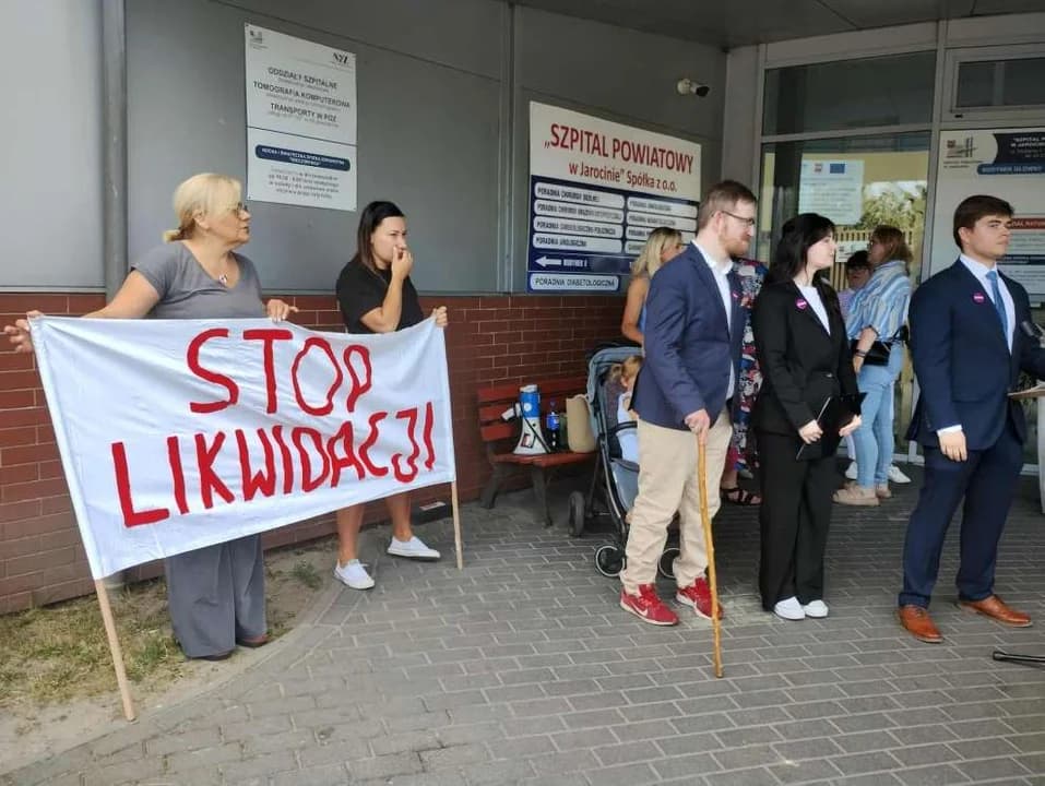 Protest przed Szpitalem Powiatowym w Jarocinie — zdjęcie 3 z 9
