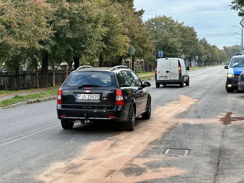 Z wstępnych informacji wynika, że na wysokości cmentarza zderzyły się mercedes i toyota.