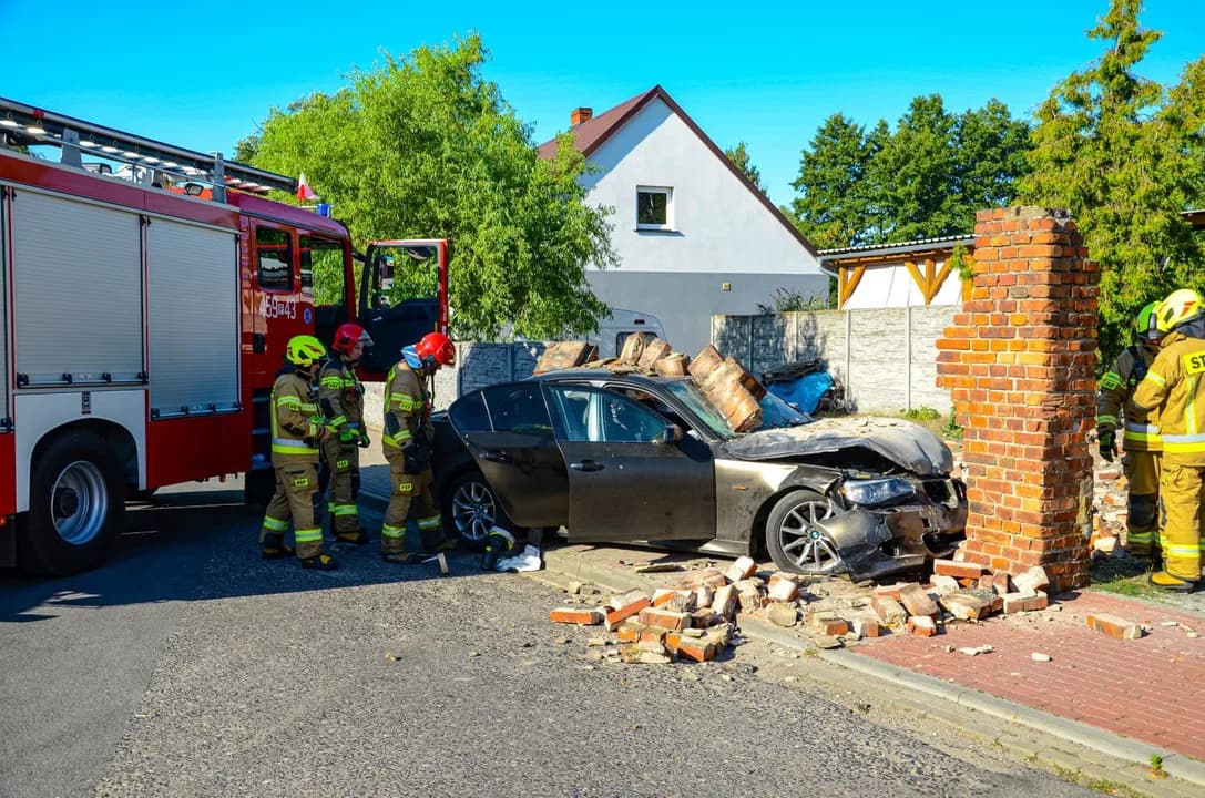 BMW staranował płot murowany