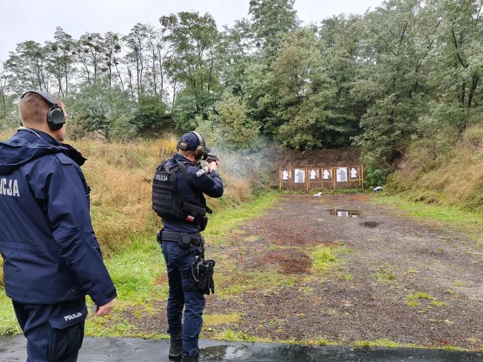 Funkcjonariusze pojechali na strzelnicę. "W swojej służbie policjanci mogą spotkać się z różnymi sytuacjami" — zdjęcie 3 z 9