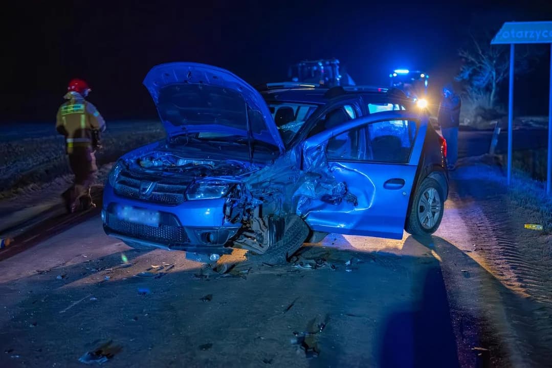 Zderzenie Dacii z ciągnikiem rolniczym w Rusku — zdjęcie 5 z 7