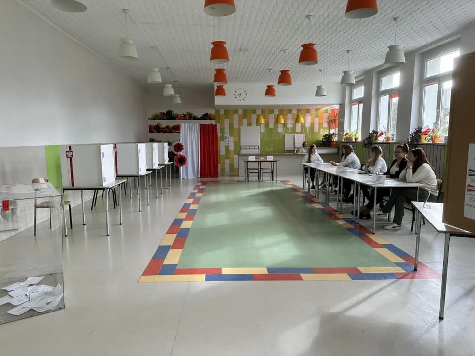 Wybory samorządowe 2024 II tura. Trwa głosowanie w gminach Jarocin i Kotlin — zdjęcie 4 z 69