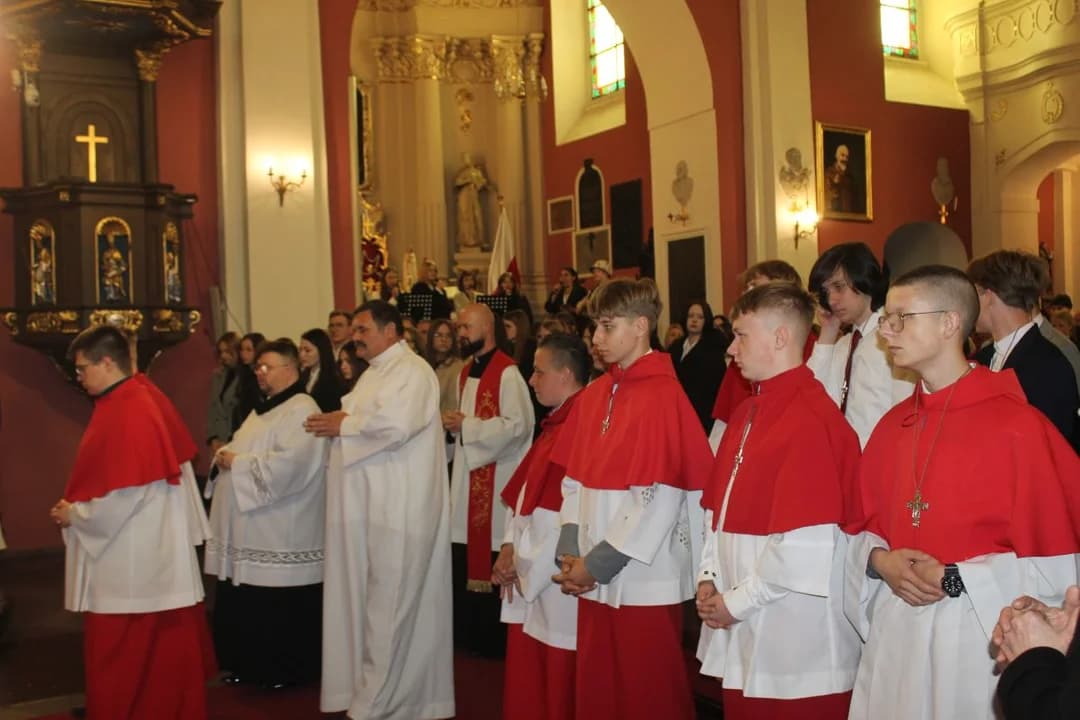 Biskup kaliski Damian Bryl udzielił bierzmowania 75 osobom z parafii św. Marcina w Jarocinie [ZDJĘCIA] — zdjęcie 4 z 52