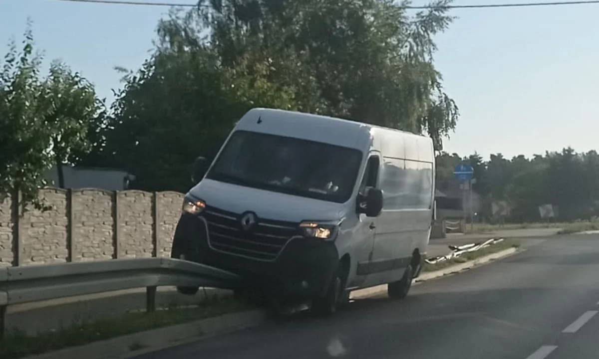 Bus zawisł na barierkach przy drodze wojewódzkiej 443