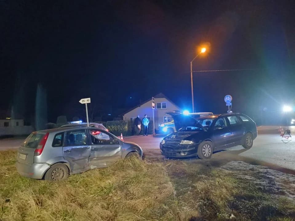 Zderzenie dwóch aut osobowych w Żółkowie w gminie Żerków — zdjęcie 1 z 5