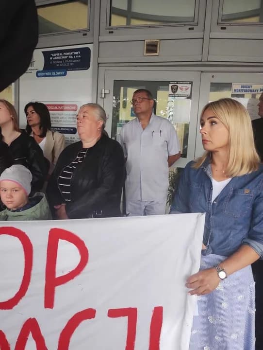 Protest wobec likwidacji położnictwa i oddziału noworodkowego w jarocińskim szpitalu — zdjęcie 6 z 18