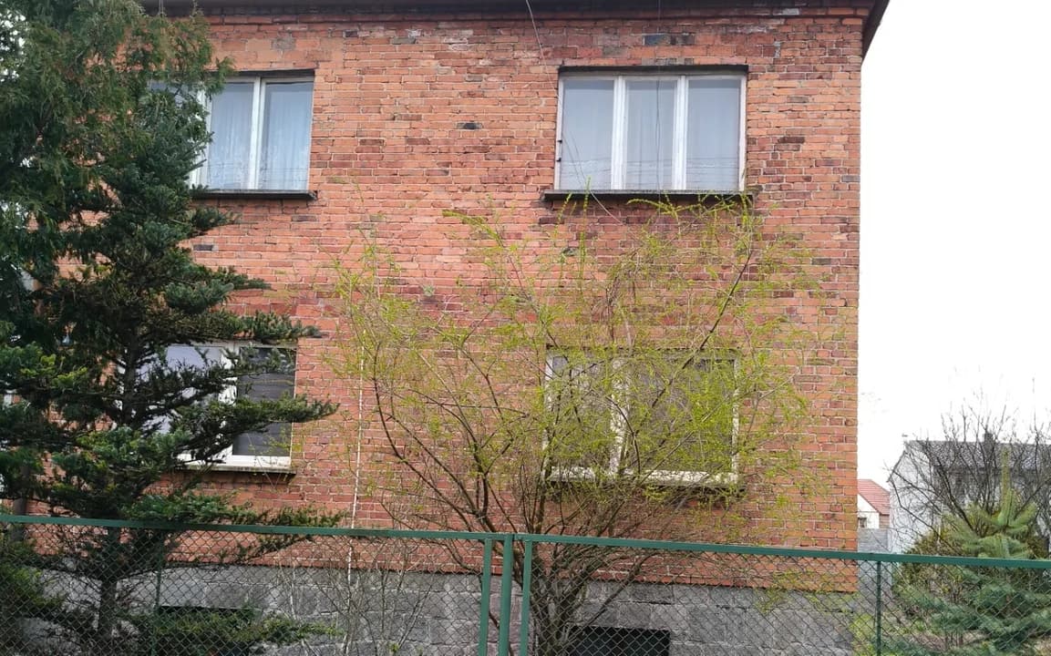 W listopadzie ubiegłego roku świat 26-letniej Katarzyny Pierzyńskiej z Nowego Miasta nad Wartą rozpadł się na kawałki. Po walce z chorobą zmarła jej mama. Miała zaledwie 49 lat. Samodzielnie wychowywała dzieci i była filarem całej rodziny. Na łożu śmierci Kasia złożyła mamie najważniejszą obietnicę w swoim życiu: że zajmie się swoją młodszą, dziś 13-letnią siostrą - Wiktorią. Z dnia na dzień młoda kobieta, która sama wychowuje 5-letnią córeczkę, stała się głową rodziny odpowiedzialną za trzy osoby. Jej celem jest teraz zapewnienie najbliższym bezpiecznych warunków do życia.