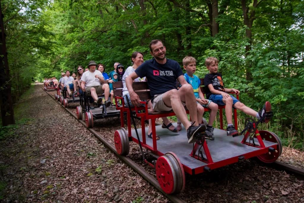 Weseli Ogrodnicy na drezynach. Piknik dla Fundacji Ogród Marzeń na stacji Brzostów Wlkp. [ZDJĘCIA]