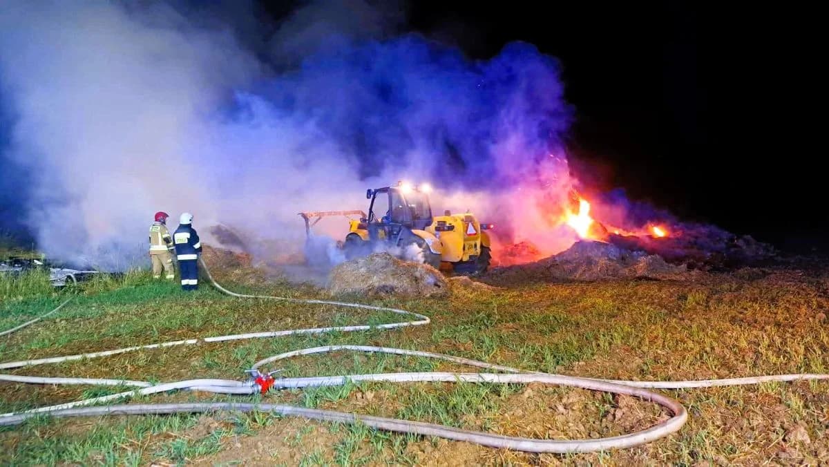 Pożar słomy na Podlesiu. Kilkudziesięciu strażaków w akcji [ZDJĘCIA] — zdjęcie 4 z 8
