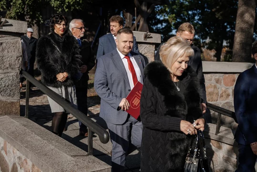 W Noskowie odsłonięto tablicę upamiętniającą Edmunda Leśniorowskiego — zdjęcie 5 z 36