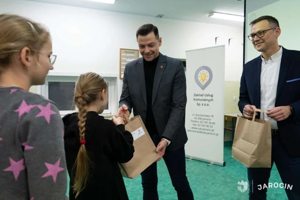 Zakład Usług Komunalnych w Jarocinie rozdaje uczniom pakiety bezpieczeństwa [ZDJĘCIA]