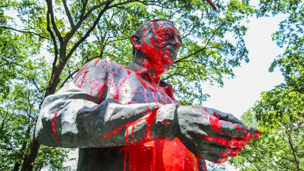 Burmistrz Jarocina z rzeźbiarzem wyczyszczą oblany czerwoną farbą pomnik prof. Jana Szyszko [ZDJĘCIA]