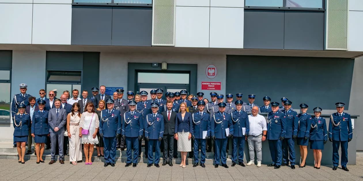 Święto Policji w Jarocinie. Policjanci odebrali awanse, padła ważna zapowiedź na 2027 rok