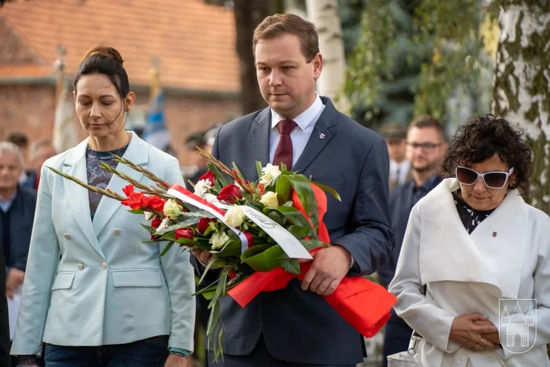 Dzień Sybiraka uczczono w Jarocinie złożeniem kwiatów i zapaleniem zniczy pod Krzyżem Martyrologii. Zabrakło prezeski [ZDJĘCIA] — zdjęcie 4 z 39