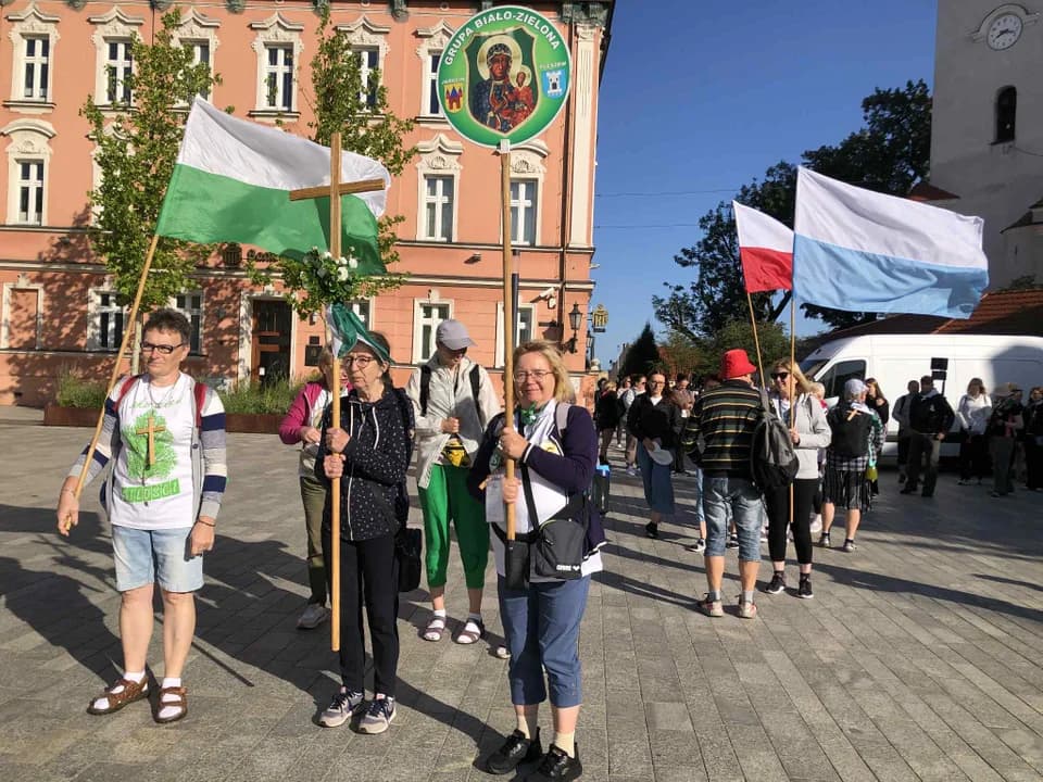 Grupa biało-zielona jest już w drodze na Jasną Górę. Rozpoczęli wędrówkę mszą św. w Jarocinie [ZDJĘCIA, WIDEO] — zdjęcie 2 z 88