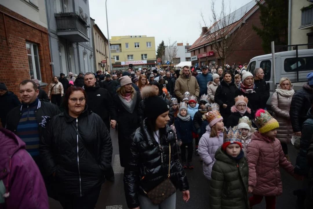 14. Jarocińskie Kolędowanie z Orszakiem Trzech Króli. Najwięcej było przedszkolaków  [ZDJĘCIA]