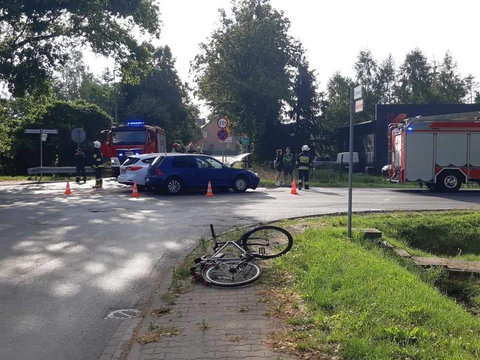 Zderzenie dwóch aut na skrzyżowaniu DK 15 z ul. Dworcową w Golinie