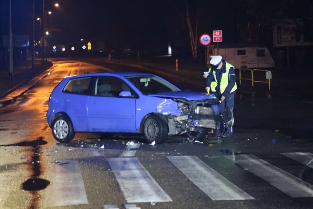 Zderzenie dwóch pojazdów na skrzyżowaniu w Jarocinie