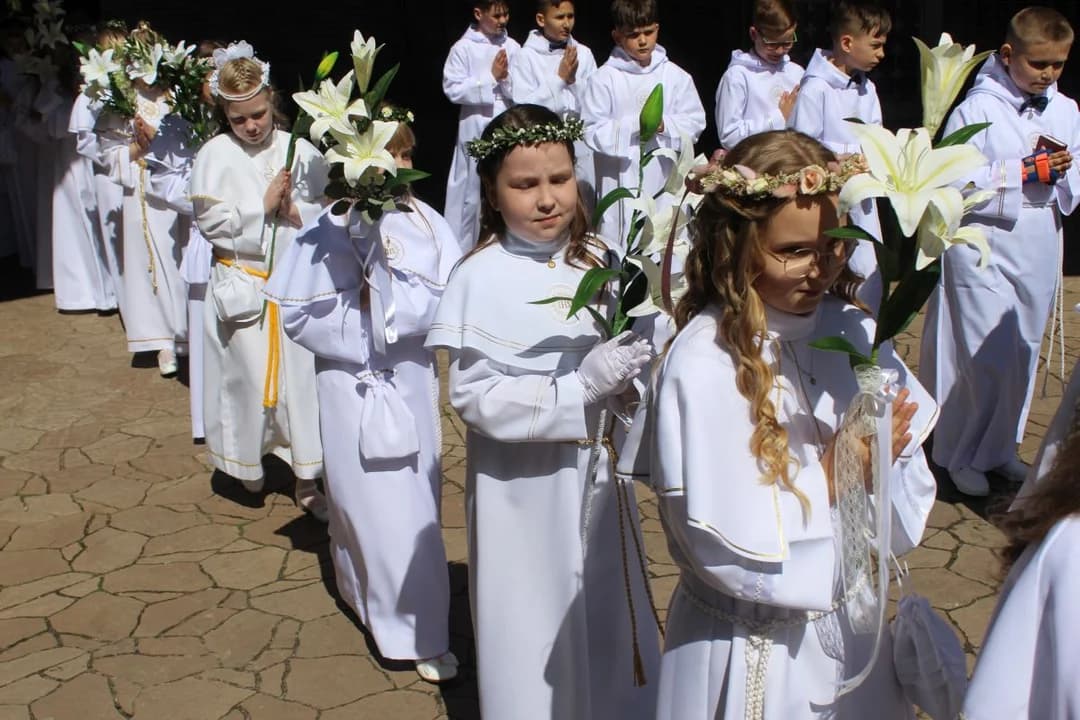 Pierwsza uroczystość Pierwszej Komunii Świętej w Jarocinie. Sakrament w parafii św. Antoniego Padewskiego [ZDJĘCIA]