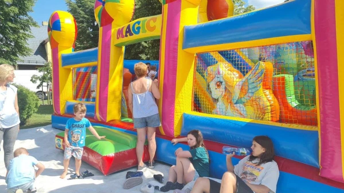 Dzień Dziecka w Nowym Mieście. Z kolorowymi proszkami i piana party — zdjęcie 5 z 57
