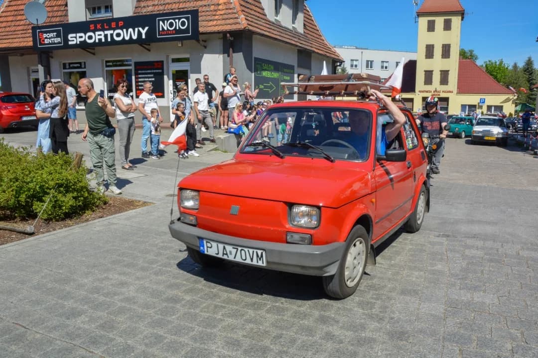 Biało-czerwona parada pojazdów zabytkowych przejechała ulicami Jarocina — zdjęcie 5 z 28