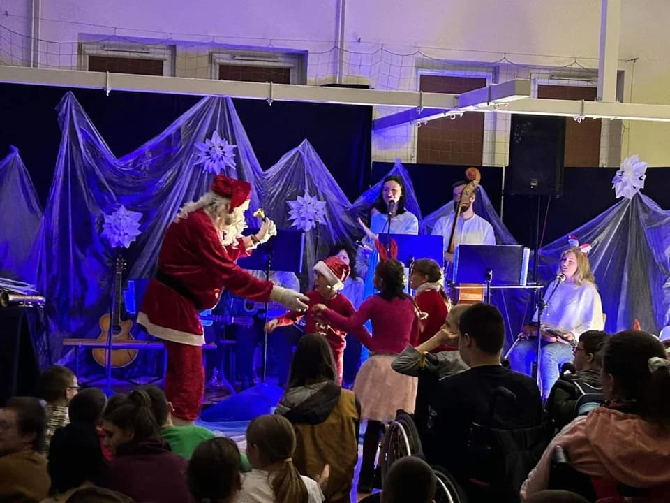 Rodzice przebrani za postacie z „ Krainy Lodu”