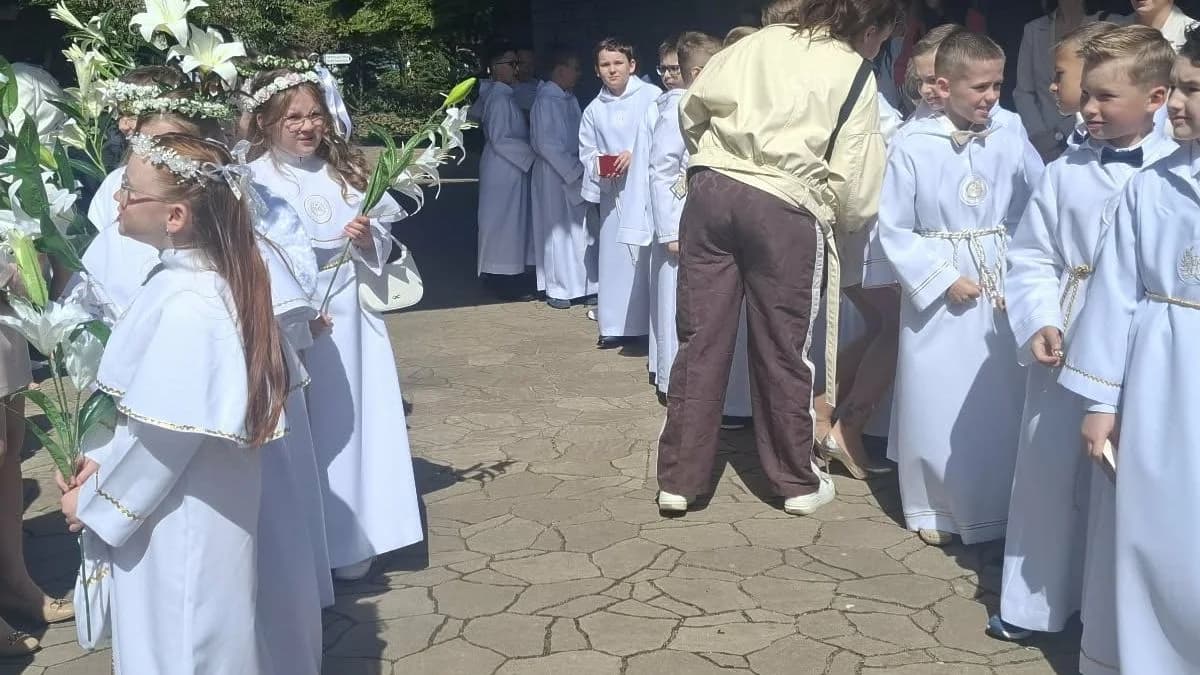 Pierwsza Komunia Święta u o. Franciszkanów w Jarocinie — zdjęcie 5 z 97