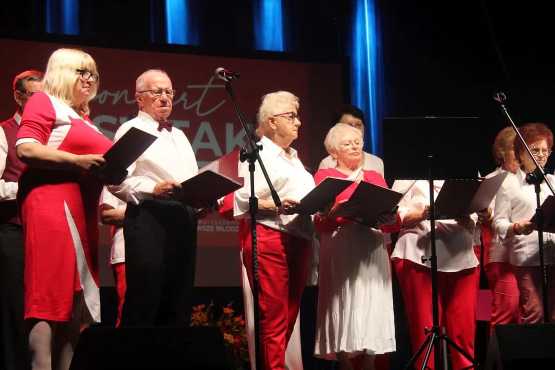 "Zawsze Młodzi" zaprosili znów do wspólnego śpiewania. Tym razem na patriotyczną nutę [ZDJĘCIA] — zdjęcie 2 z 123
