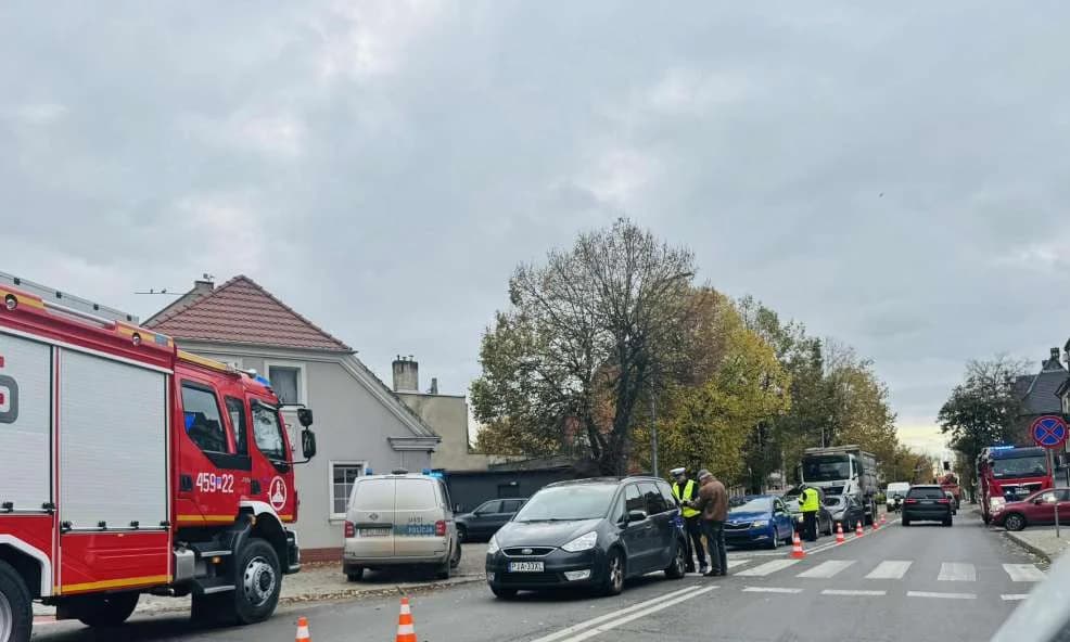 W centrum Jarocina miał miejsce karambol sześciu aut. Jedna osoba została poszkodowana [AKTUALIZACJA, ZDJĘCIA] — zdjęcie 6 z 16