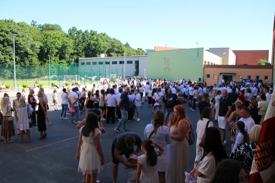 Z racji tego, że na emeryturę odeszło również kilku innych pracowników, decyzją rady pedagogicznej z dnia 18 czerwca przyznano im Medale Szkoły Podstawowej nr 5 w Jarocinie.