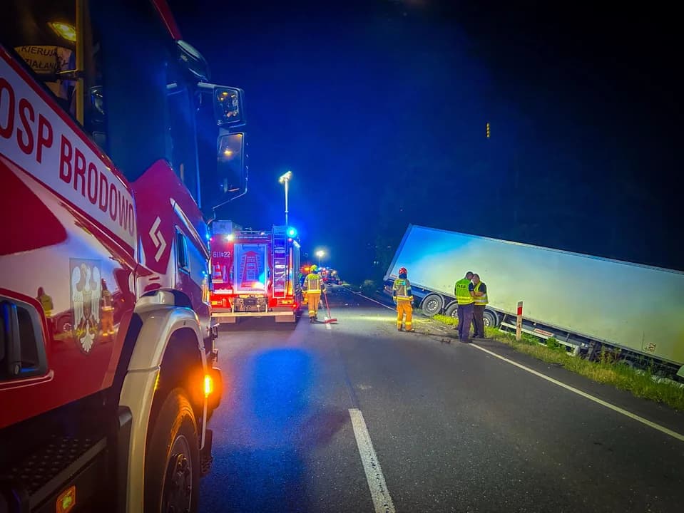 Zderzenie ciężarówki i auta osobowego na DK 11 w Miąskowie [AKTUALIZACJE]