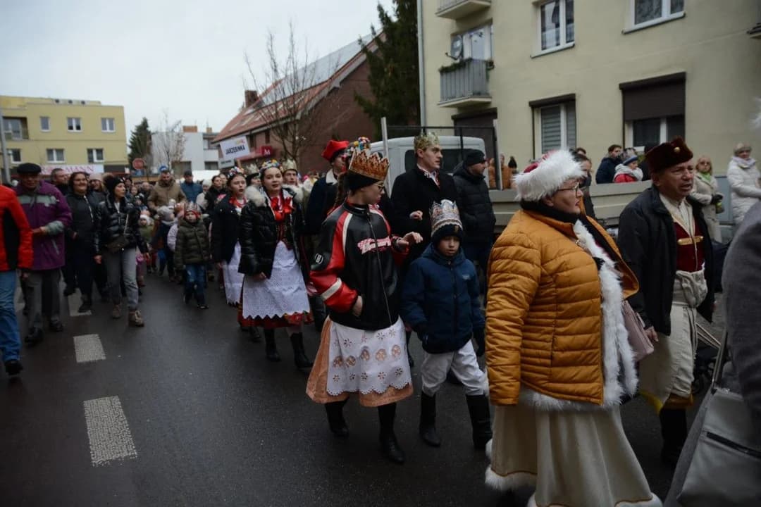 14. Jarocińskie Kolędowanie z Orszakiem Trzech Króli. Najwięcej było przedszkolaków  [ZDJĘCIA]