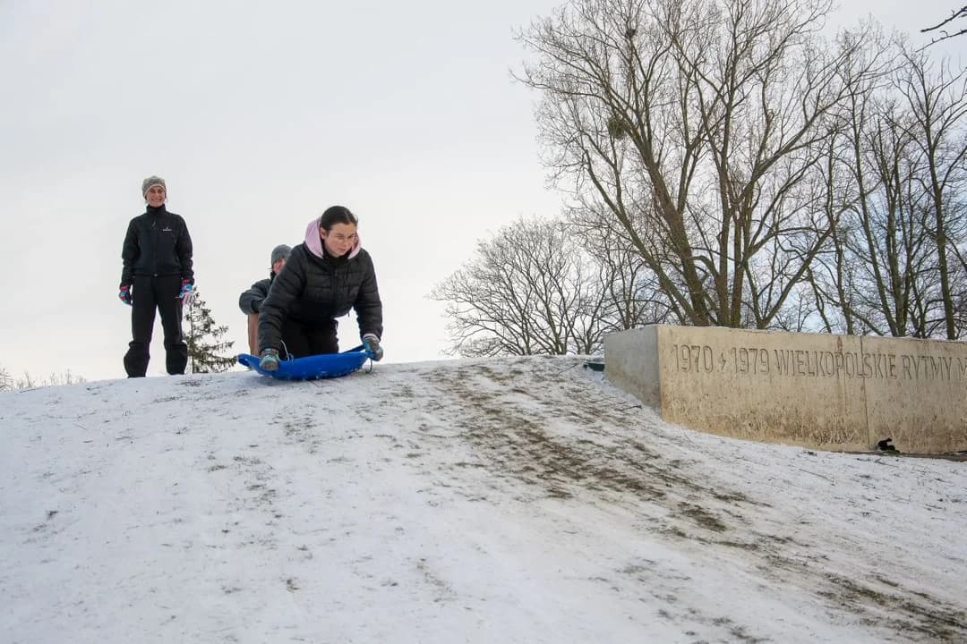 Śnieg - utrapienie dla drogowców i kierowców, a źródło radości dla dzieci. W jarocińskich parkach trwa sezon saneczkowy [ZDJĘCIA] — zdjęcie 6 z 28