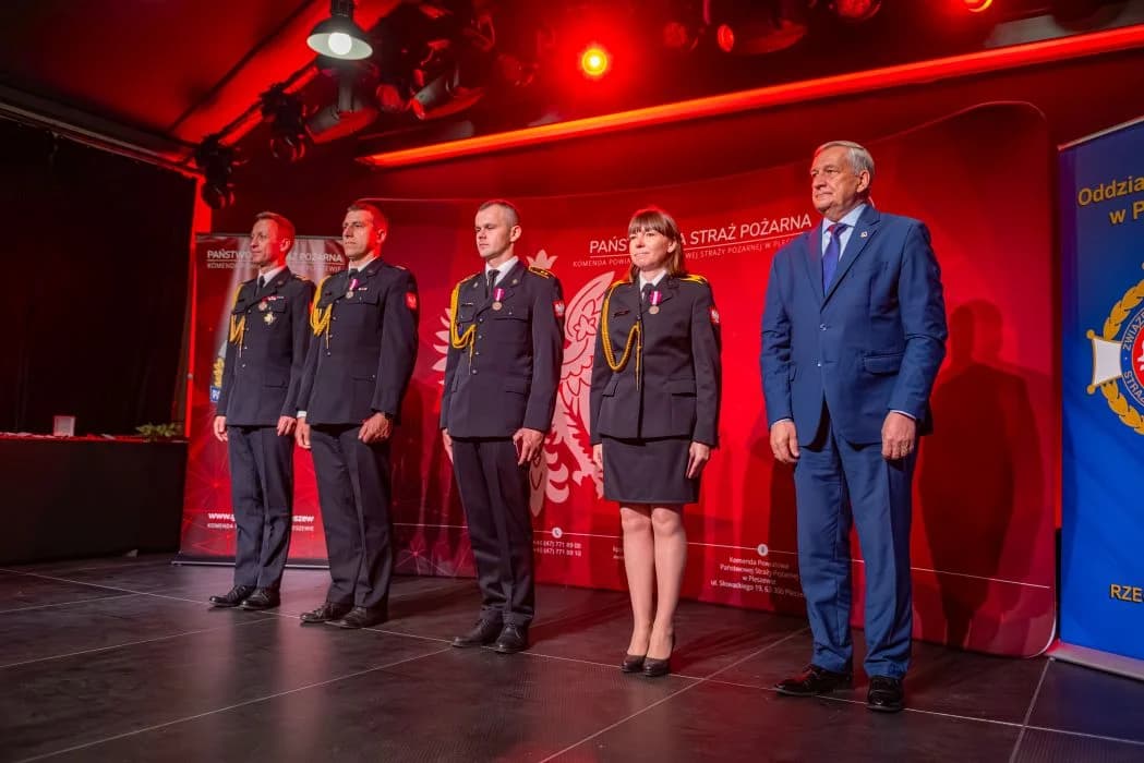 Siedmioro strażaków z prestiżowymi medalami. Wśród nich wiceburmistrz — zdjęcie 5 z 21