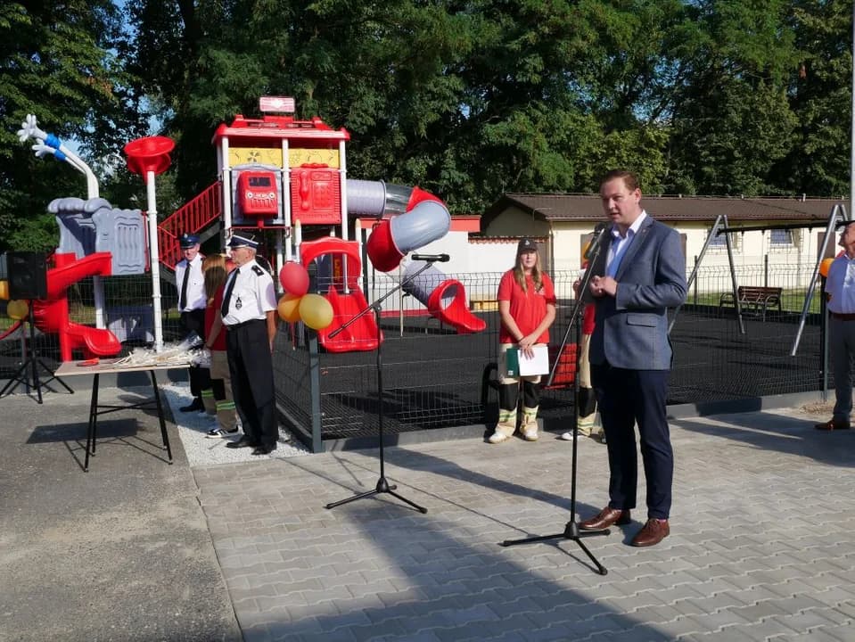 Nowy nietuzinkowy plac zabaw w Golinie. Gratka dla miłośników straży pożarnej — zdjęcie 4 z 11