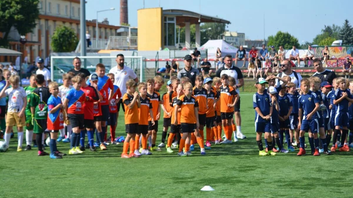 Piłkarskie święto mieli kibice w sobotę w Jarocinie. Od rana mogli oglądać zmagania dzieci o Puchar Starosty. Z kolei popołudniu byli świadkami meczu legend reprezentacji Polski i Lecha Poznań