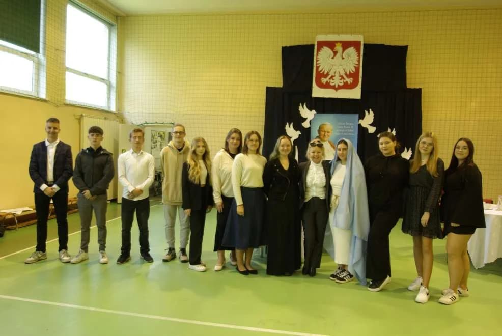 Uczniowie ZSP-B w Tarcach uczcili rocznicę wyboru Jana Pawła II — zdjęcie 6 z 9
